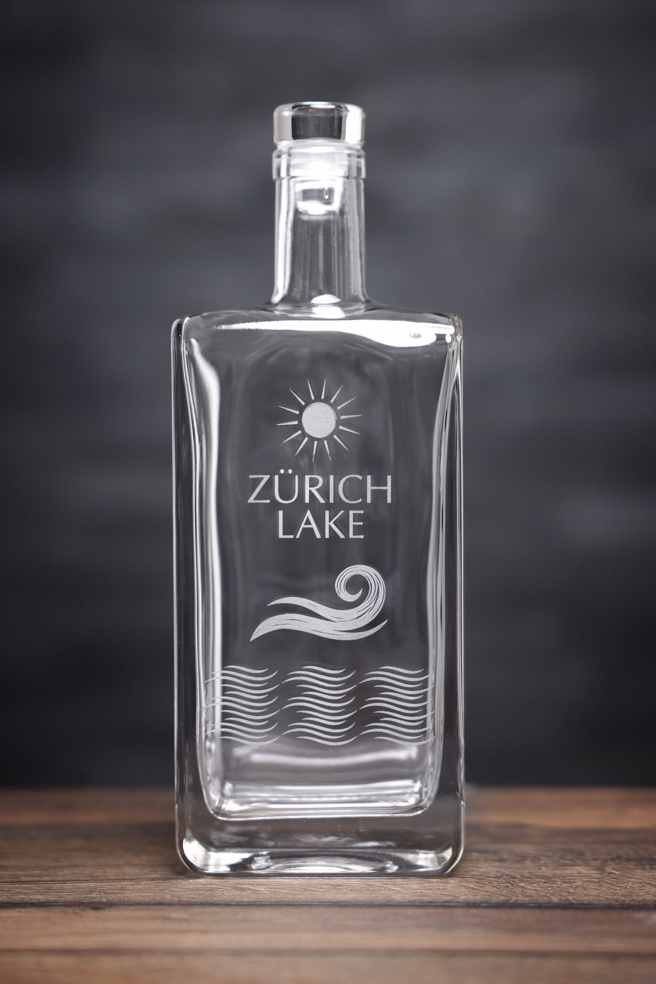 SchweizerLuft® Zurich Lake Edition 500 ml glass bottle with Zurich Lake engraving
