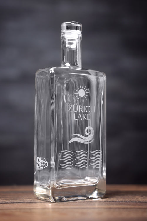SchweizerLuft® Zurich Lake Edition 500 ml glass bottle – angled view
