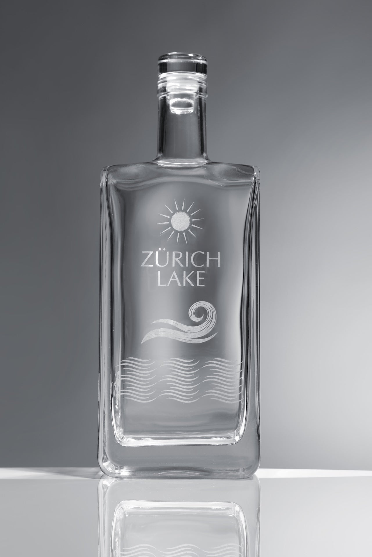 SchweizerLuft® Zurich Lake Edition 500 ml glass bottle – studio front view